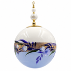 Boule de Noël avec perles 8 cm – Feuillages bleus et dorures – Réf. 15, vue 5 — pièce unique peinte à la main