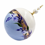 Boule de Noël avec perles 8 cm – Feuillages bleus et dorures – Réf. 15, vue 6 — pièce unique peinte à la main