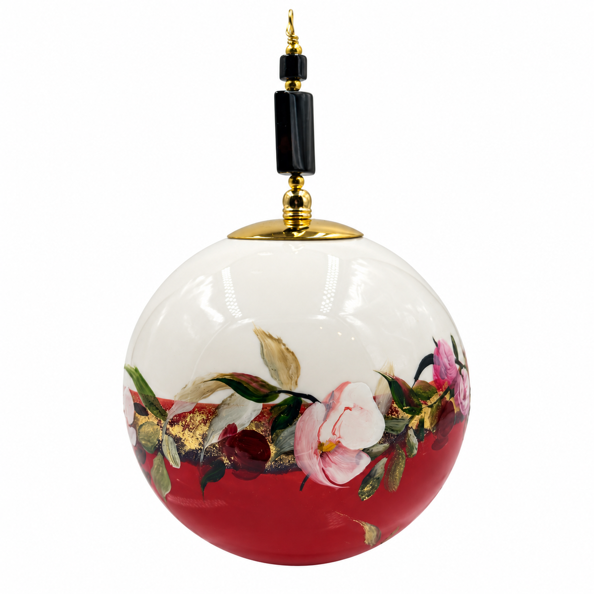 Boule de Noël avec perles 8 cm – Fleurs blanches et roses sur rouge – Réf. 01, vue 1 — pièce unique peinte à la main