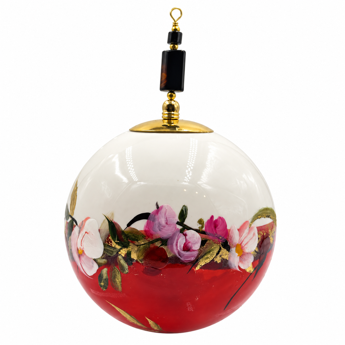 Boule de Noël avec perles 8 cm – Fleurs blanches et roses sur rouge – Réf. 01, vue 2 — pièce unique peinte à la main