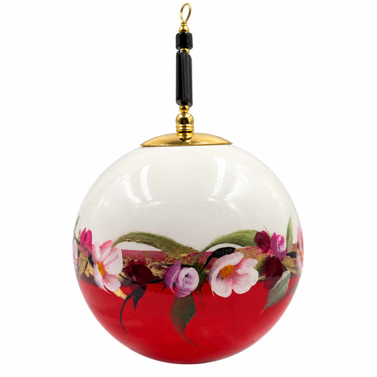 Boule de Noël avec perles 8 cm – Fleurs blanches et roses sur rouge – Réf. 01, vue 3 — pièce unique peinte à la main
