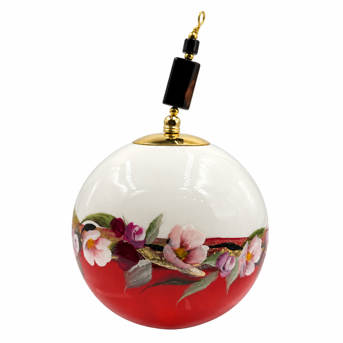 Boule de Noël avec perles 8 cm – Fleurs blanches et roses sur rouge – Réf. 01, vue 4 — pièce unique peinte à la main
