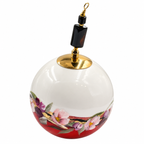 Boule de Noël avec perles 8 cm – Fleurs blanches et roses sur rouge – Réf. 01, vue 6 — pièce unique peinte à la main