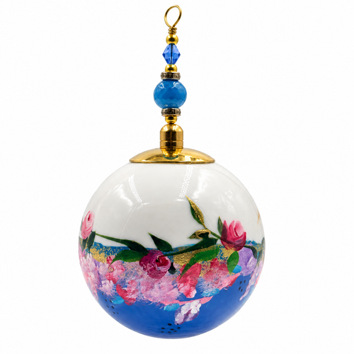 Boule de Noël en porcelaine avec perles 5 cm, guirlande de fleurs sur bleu, référence 15, vue 1