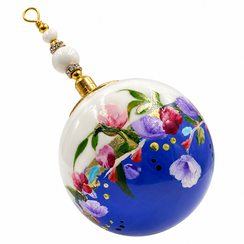 Boule de Noël en porcelaine avec perles 5 cm, bouquet violet et rose sur bleu, référence 21, vue 1