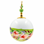 Boule de Noël artisanale personnalisable 6,5 cm – Réf. 12 – Fleurs roses et feuillage sur vert tendre – Vue 1
