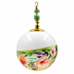 Boule de Noël artisanale personnalisable 6,5 cm, référence 12, vue 2 — Fleurs roses et feuillage sur vert tendre