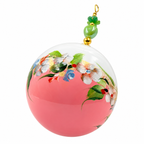 Boule de Noël artisanale personnalisable 6,5 cm – Réf. 13 – Fleurs blanches et bleues sur rose – Vue 1