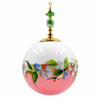 Boule de Noël artisanale personnalisable 6,5 cm, référence 13, vue 2 — Fleurs blanches et bleues sur rose