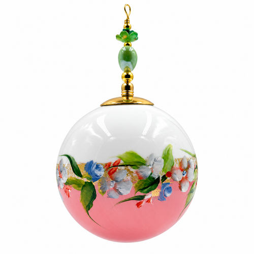 Boule de Noël artisanale personnalisable 6,5 cm, référence 13, vue 2 — Fleurs blanches et bleues sur rose