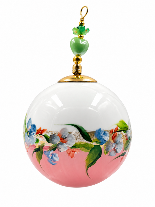 Boule de Noël artisanale personnalisable 6,5 cm, référence 13, vue 5 — Fleurs blanches et bleues sur rose