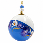 Boule de Noël artisanale personnalisable 6,5 cm – Réf. 14 – Fleurs blanches et mauves sur bleu – Vue 1