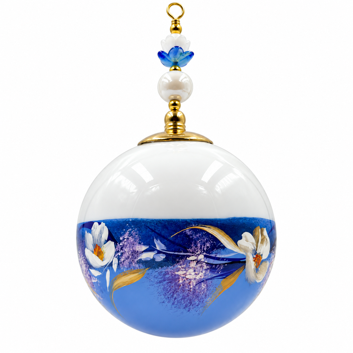 Boule de Noël artisanale personnalisable 6,5 cm, référence 14, vue 2 — Fleurs blanches et mauves sur bleu