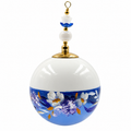 Boule de Noël artisanale personnalisable 6,5 cm, référence 14, vue 4 — Fleurs blanches et mauves sur bleu