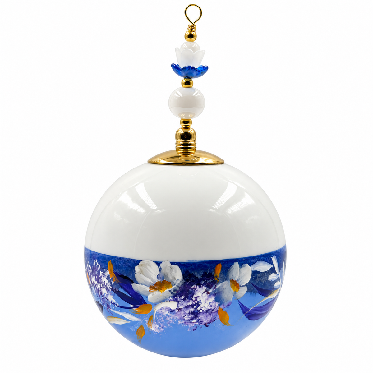 Boule de Noël artisanale personnalisable 6,5 cm, référence 14, vue 4 — Fleurs blanches et mauves sur bleu