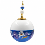 Boule de Noël artisanale personnalisable 6,5 cm, référence 14, vue 5 — Fleurs blanches et mauves sur bleu