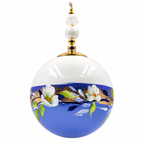 Boule de Noël artisanale personnalisable 6,5 cm, référence 15, vue 2 — Fleurs blanches et dorures sur bleu lavande