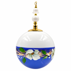Boule de Noël artisanale personnalisable 6,5 cm, référence 15, vue 3 — Fleurs blanches et dorures sur bleu lavande