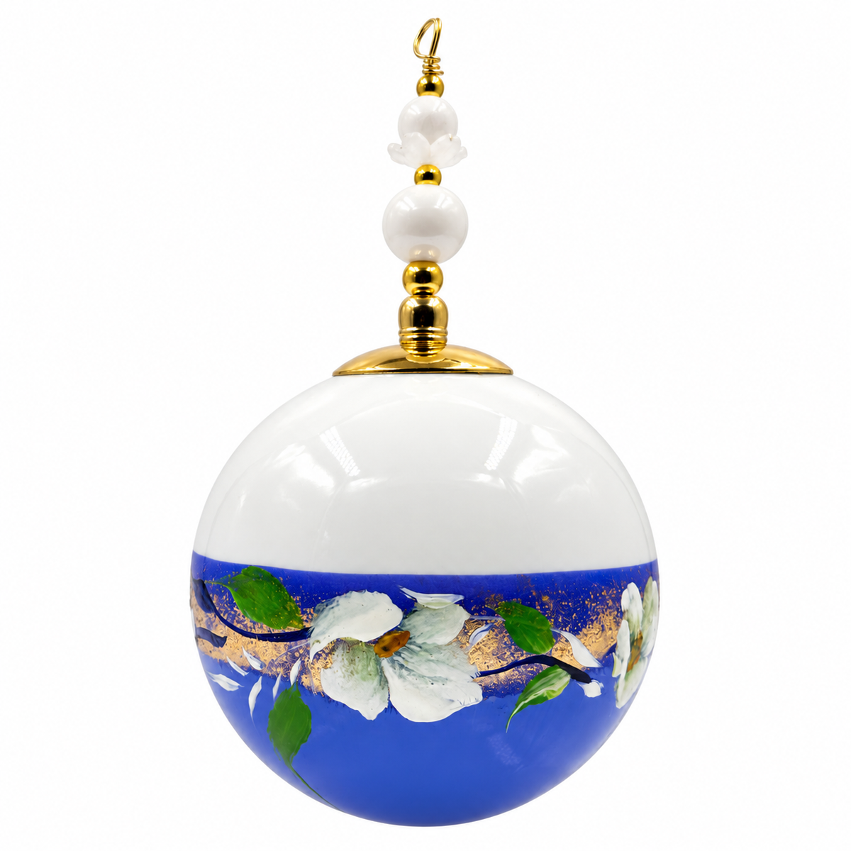 Boule de Noël artisanale personnalisable 6,5 cm, référence 15, vue 3 — Fleurs blanches et dorures sur bleu lavande