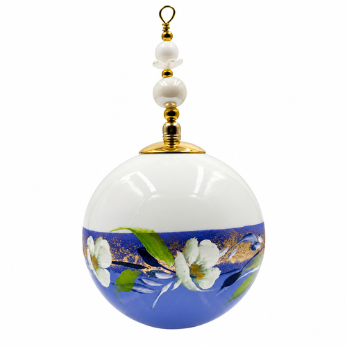 Boule de Noël artisanale personnalisable 6,5 cm, référence 15, vue 4 — Fleurs blanches et dorures sur bleu lavande