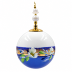 Boule de Noël artisanale personnalisable 6,5 cm, référence 15, vue 5 — Fleurs blanches et dorures sur bleu lavande