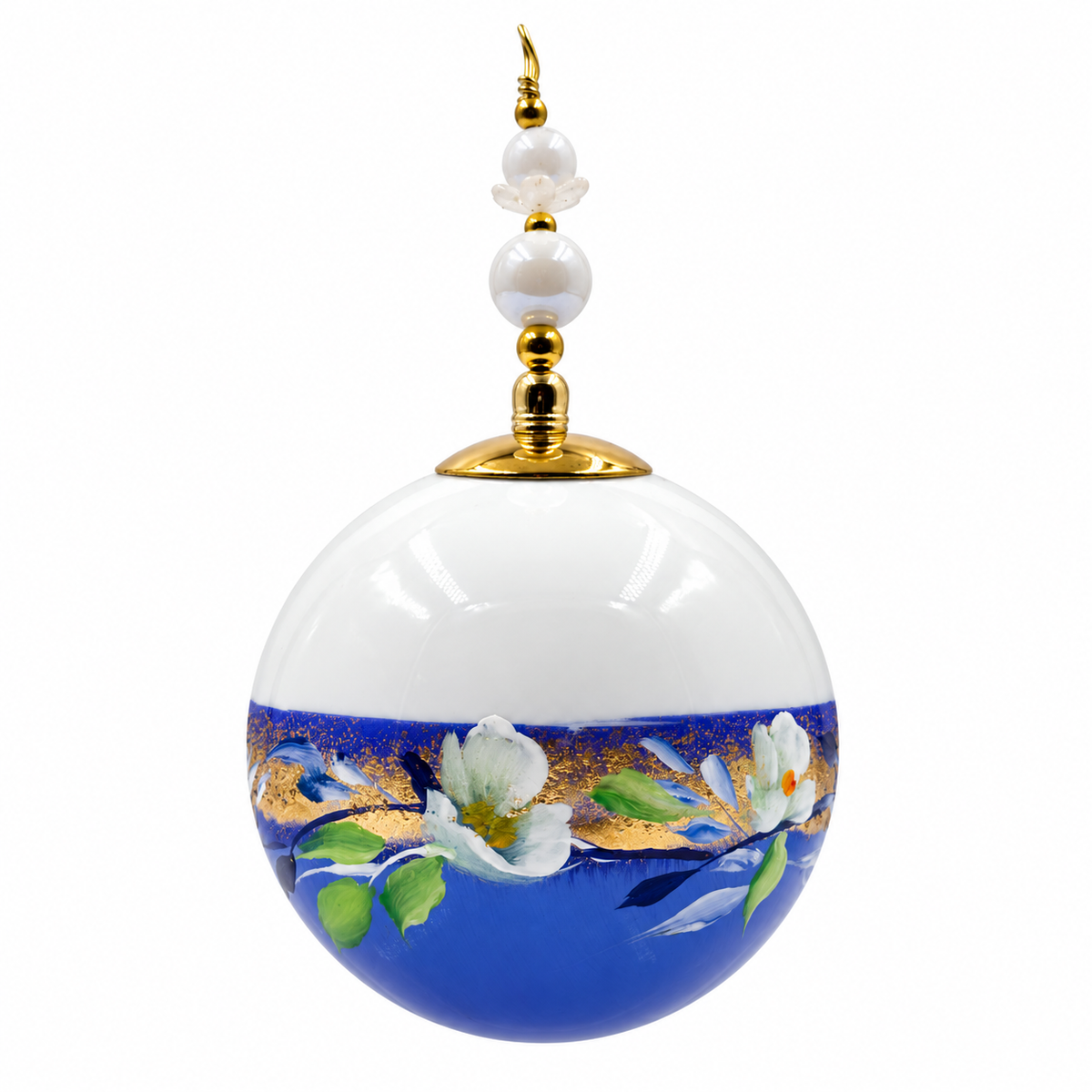 Boule de Noël artisanale personnalisable 6,5 cm, référence 15, vue 5 — Fleurs blanches et dorures sur bleu lavande