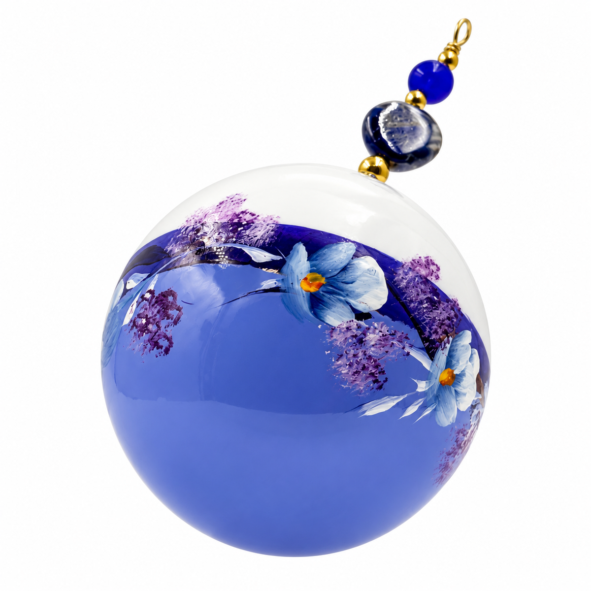 Boule de Noël artisanale personnalisable 6,5 cm – Réf. 16 – Fleurs bleues et mauves sur bleu lavande – Vue 1