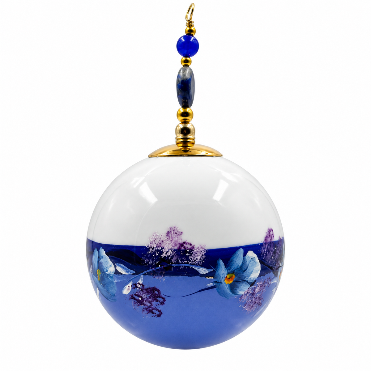 Boule de Noël artisanale personnalisable 6,5 cm, référence 16, vue 2 — Fleurs bleues et mauves sur bleu lavande