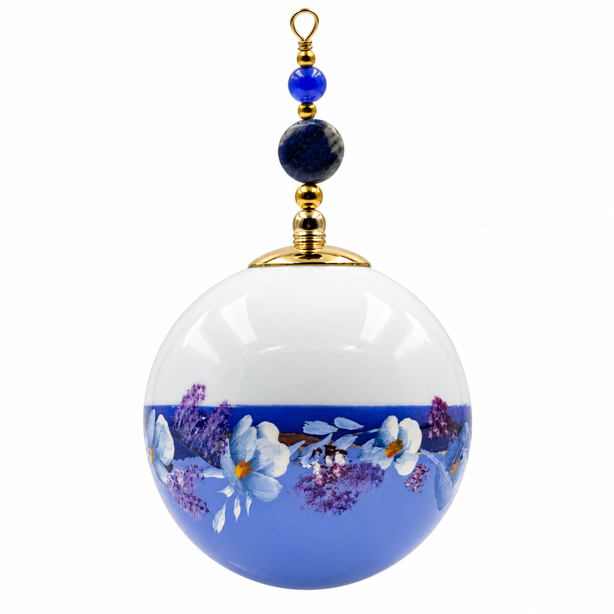 Boule de Noël artisanale personnalisable 6,5 cm, référence 16, vue 3 — Fleurs bleues et mauves sur bleu lavande