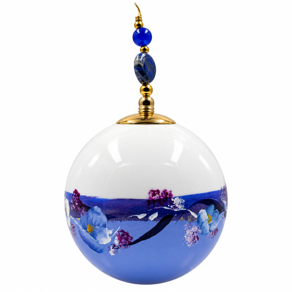 Boule de Noël artisanale personnalisable 6,5 cm, référence 16, vue 4 — Fleurs bleues et mauves sur bleu lavande