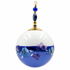 Boule de Noël artisanale personnalisable 6,5 cm, référence 16, vue 5 — Fleurs bleues et mauves sur bleu lavande