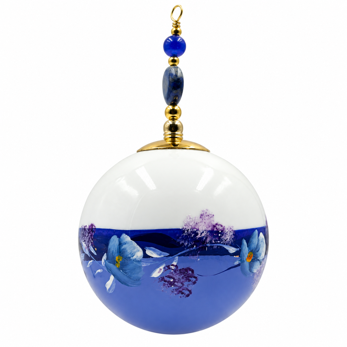 Boule de Noël artisanale personnalisable 6,5 cm, référence 16, vue 5 — Fleurs bleues et mauves sur bleu lavande