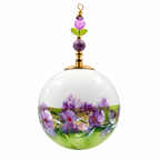 Boule de Noël artisanale personnalisable 6,5 cm, référence 18, vue 4 — Fleurs mauves sur vert tendre