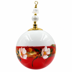 Boule de Noël artisanale personnalisable 6,5 cm, référence 19, vue 4 — Fleurs crème et roses sur rouge