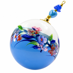 Boule de Noël artisanale personnalisable 6,5 cm – Réf. 21 – Fleurs bleues et roses sur bleu lavande – Vue 1