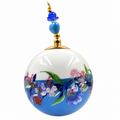 Boule de Noël artisanale personnalisable 6,5 cm, référence 21, vue 4 — Fleurs bleues et roses sur bleu lavande