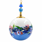 Boule de Noël artisanale personnalisable 6,5 cm, référence 21, vue 5 — Fleurs bleues et roses sur bleu lavande