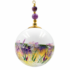 Boule de Noël artisanale personnalisable 6,5 cm, référence 22, vue 3 — Fleurs mauves et tiges dorées