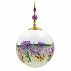 Boule de Noël artisanale personnalisable 6,5 cm, référence 22, vue 5 — Fleurs mauves et tiges dorées