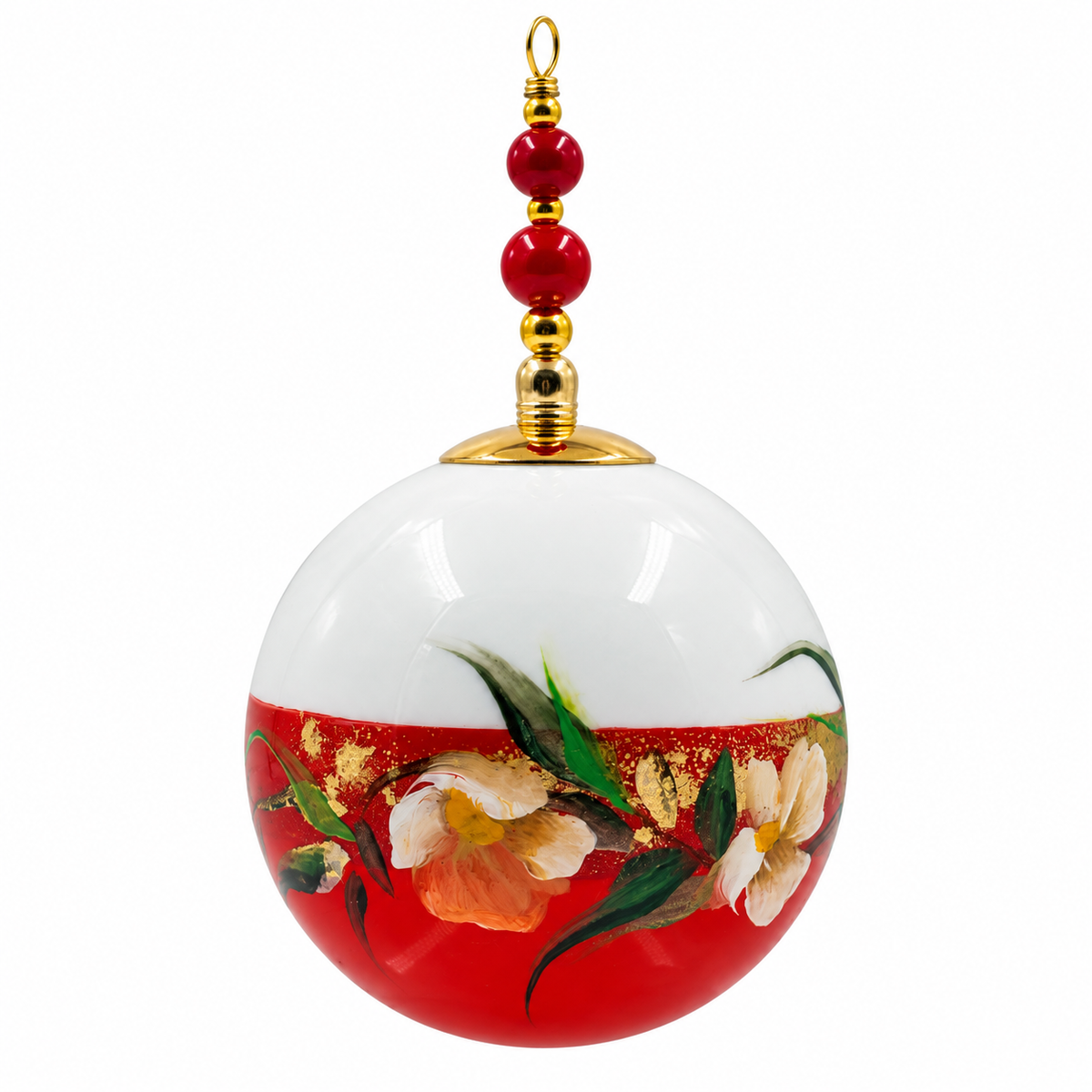 Boule de Noël artisanale personnalisable 6,5 cm – Réf. 23 – Fleurs crème et feuillages sur rouge – Vue 1