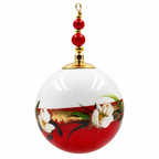 Boule de Noël artisanale personnalisable 6,5 cm, référence 23, vue 4 — Fleurs crème et feuillages sur rouge