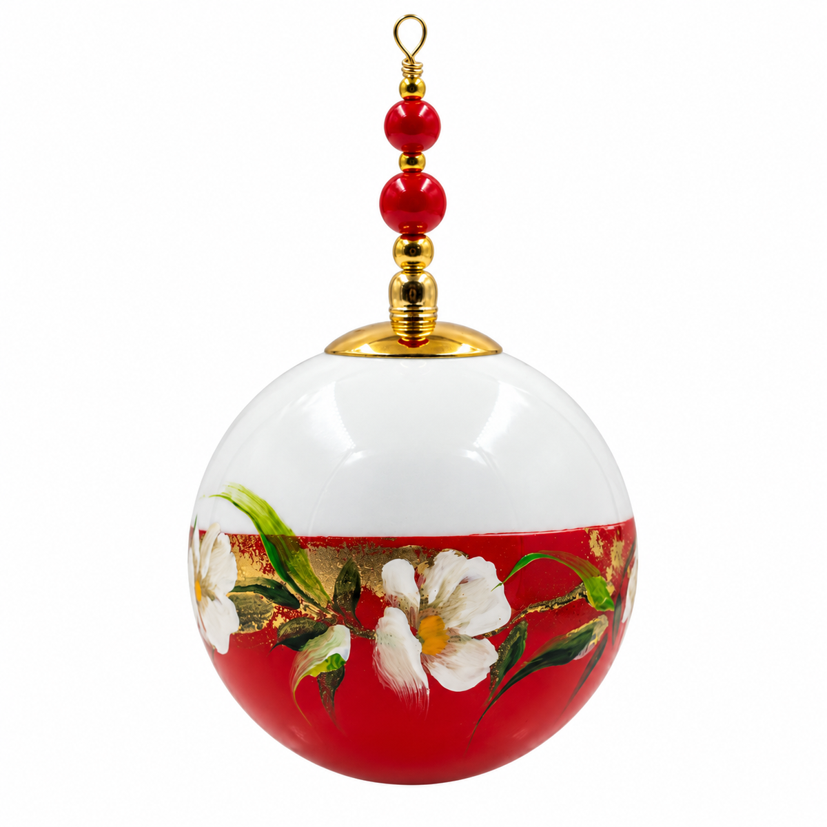 Boule de Noël artisanale personnalisable 6,5 cm, référence 23, vue 5 — Fleurs crème et feuillages sur rouge