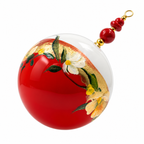 Boule de Noël artisanale personnalisable 6,5 cm – Réf. 24 – Fleurs claires et dorures sur rouge – Vue 1