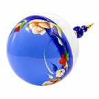 Boule de Noël artisanale personnalisable 6,5 cm – Réf. 25 – Fleurs blanches sur bleu – Vue 1