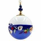 Boule de Noël artisanale personnalisable 6,5 cm, référence 25, vue 3 — Fleurs blanches sur bleu