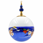Boule de Noël artisanale personnalisable 6,5 cm, référence 25, vue 4 — Fleurs blanches sur bleu