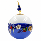 Boule de Noël artisanale personnalisable 6,5 cm, référence 25, vue 6 — Fleurs blanches sur bleu