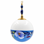 Boule de Noël artisanale personnalisable 6,5 cm, référence 27, vue 2 — Grandes fleurs bleues sur bleu lavande