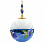 Boule de Noël artisanale personnalisable 6,5 cm, référence 27, vue 4 — Grandes fleurs bleues sur bleu lavande