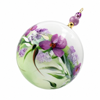 Boule de Noël artisanale personnalisable 6,5 cm – Réf. 28 – Fleurs mauves et feuillage sur blanc – Vue 1